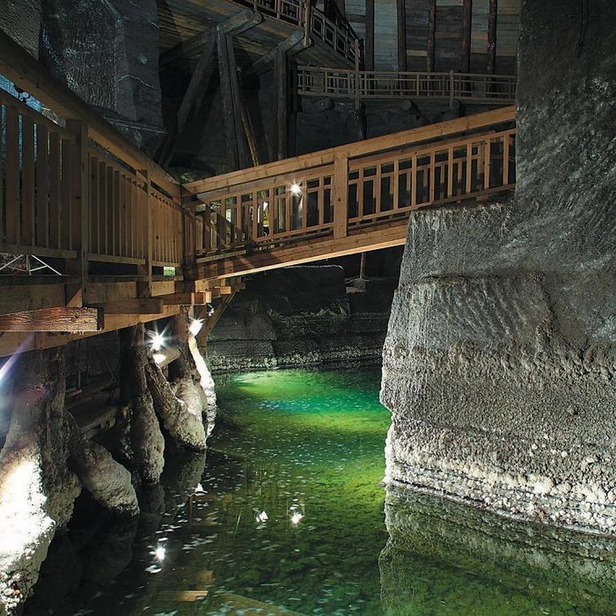 Il y a une mine de sel en Pologne avec des lacs souterrains, des chapelles et des lustres de sel et ces 30 photos semblent irréelles