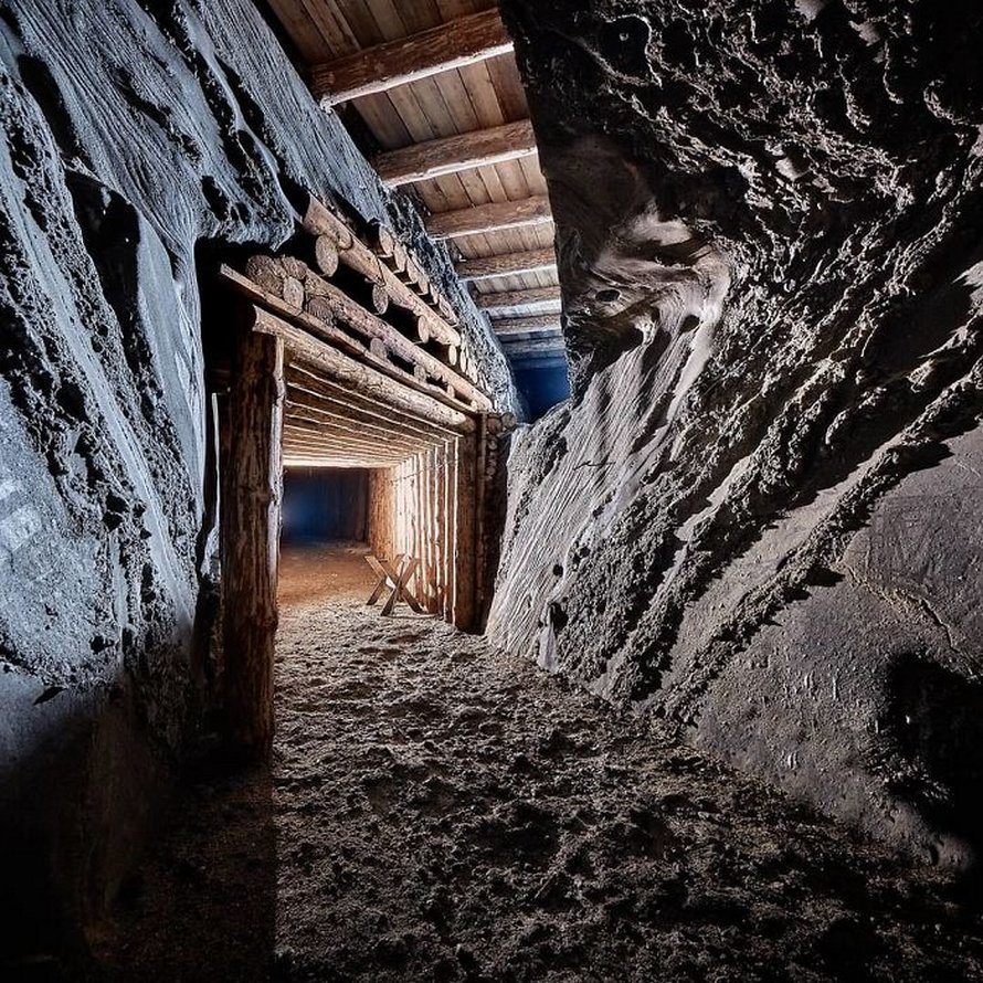 Il y a une mine de sel en Pologne avec des lacs souterrains, des chapelles et des lustres de sel et ces 30 photos semblent irréelles