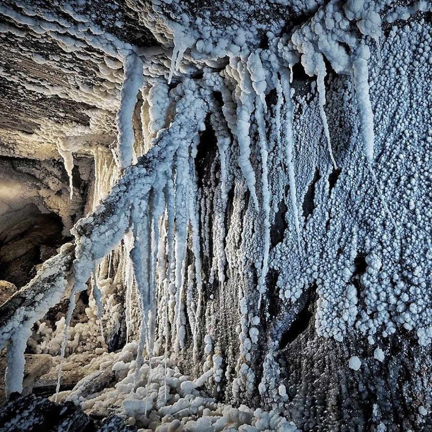 Il y a une mine de sel en Pologne avec des lacs souterrains, des chapelles et des lustres de sel et ces 30 photos semblent irréelles