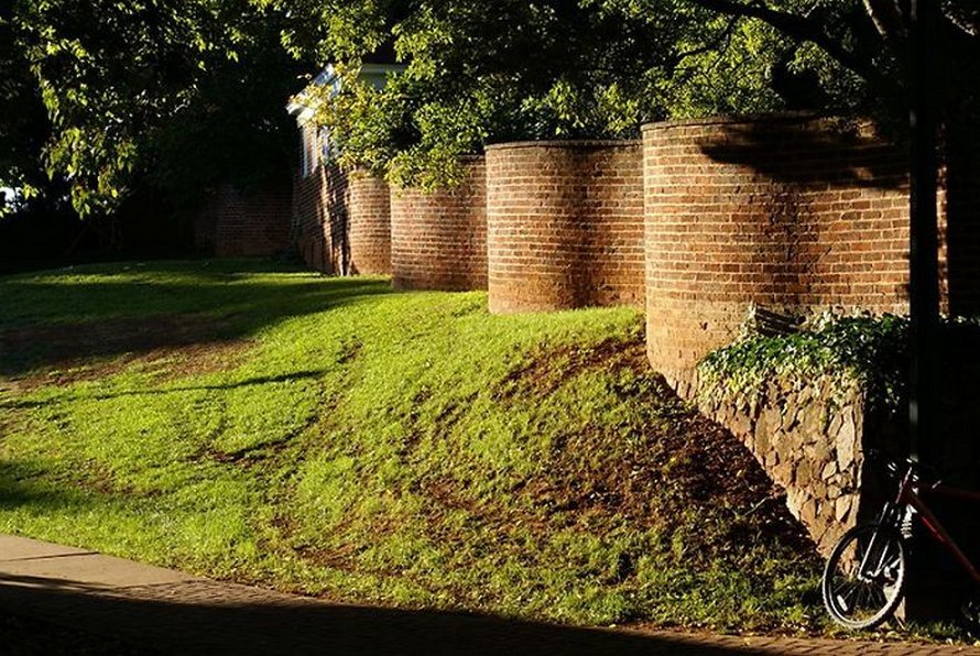 Ces murs de jardin britanniques ondulés nécessitent moins de briques à construire que les murs droits