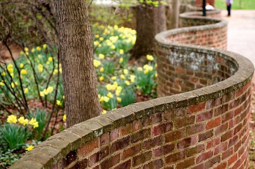 Ces murs de jardin britanniques ondulés nécessitent moins de briques à construire que les murs droits