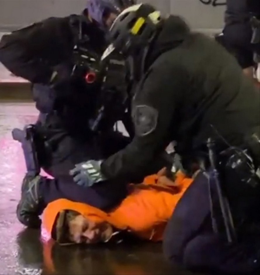 Un policier enlève le genou d’un collègue du cou d’un homme lors d’une manifestation contre le meurtre de George Floyd