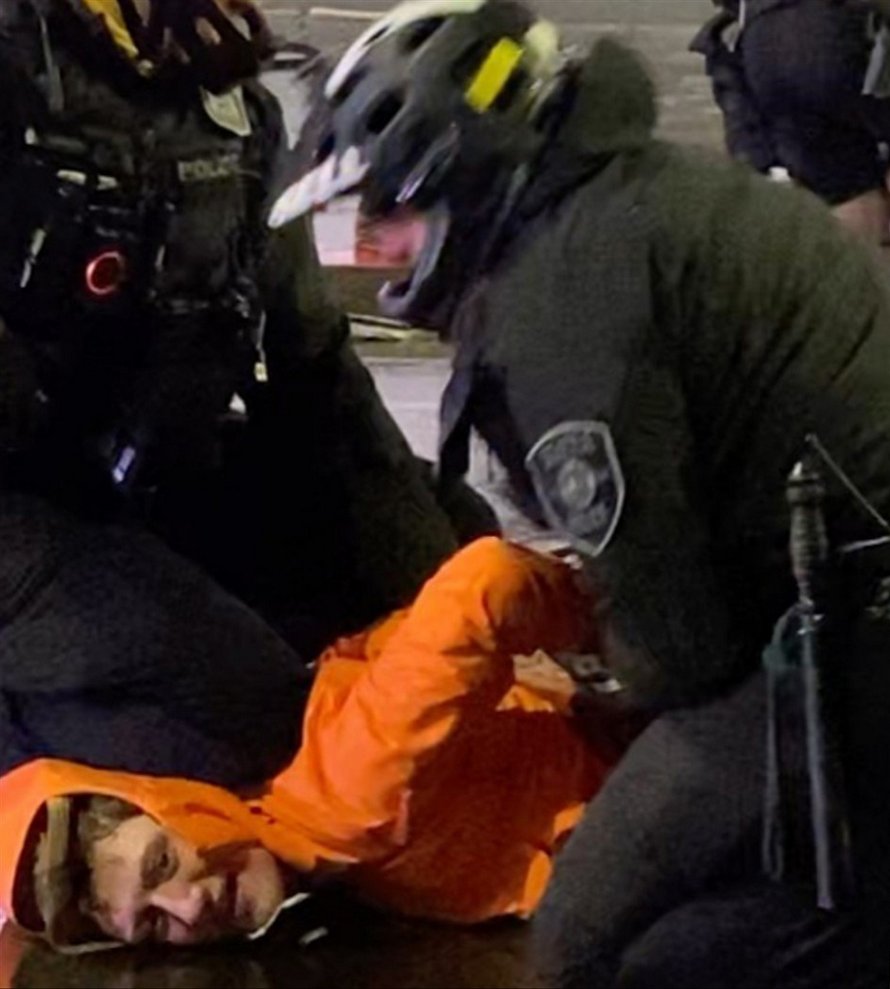 Un policier enlève le genou d’un collègue du cou d’un homme lors d’une manifestation contre le meurtre de George Floyd