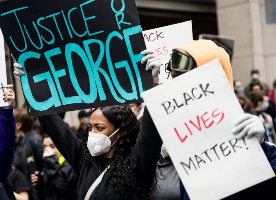 Un policier enlève le genou d’un collègue du cou d’un homme lors d’une manifestation contre le meurtre de George Floyd