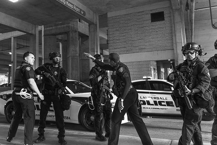 Après qu’un policier ait poussé une femme agenouillée, une policière noire l’a défendue