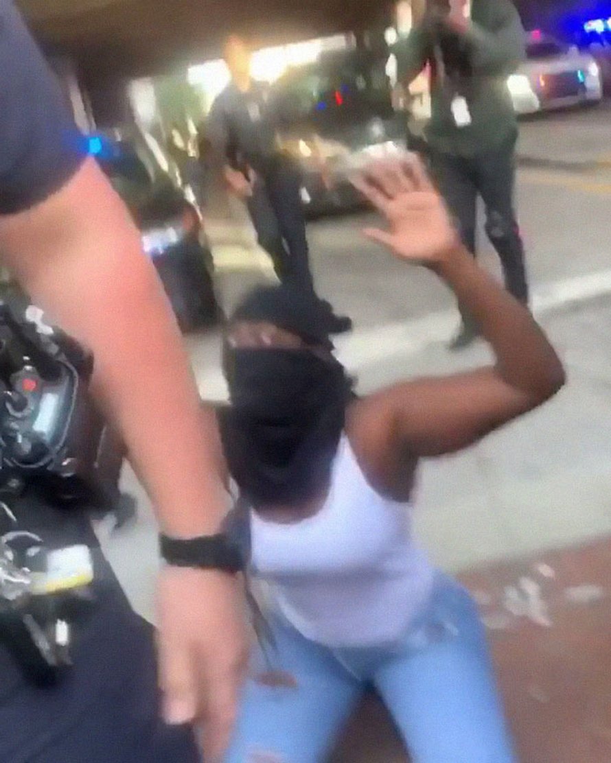 Après qu’un policier ait poussé une femme agenouillée, une policière noire l’a défendue