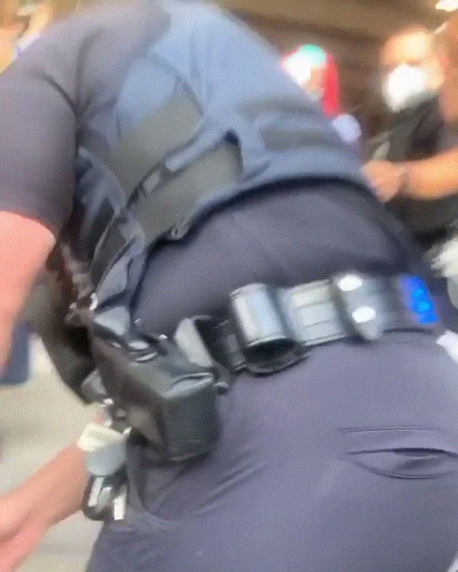 Après qu’un policier ait poussé une femme agenouillée, une policière noire l’a défendue