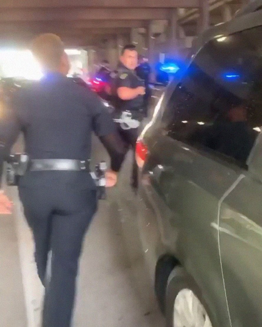 Après qu’un policier ait poussé une femme agenouillée, une policière noire l’a défendue