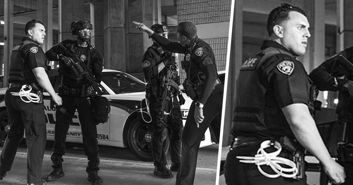 Après qu’un policier ait poussé une femme agenouillée, une policière noire l’a défendue