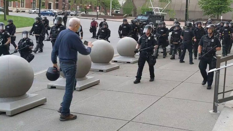 57 policiers démissionnent « par dégoût » après que deux agents aient été suspendus pour avoir poussé un retraité