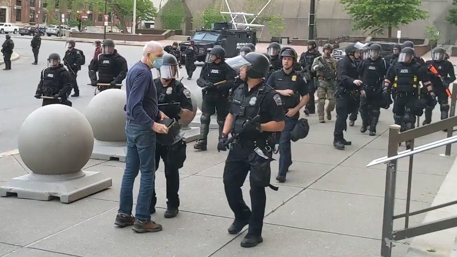 57 policiers démissionnent « par dégoût » après que deux agents aient été suspendus pour avoir poussé un retraité
