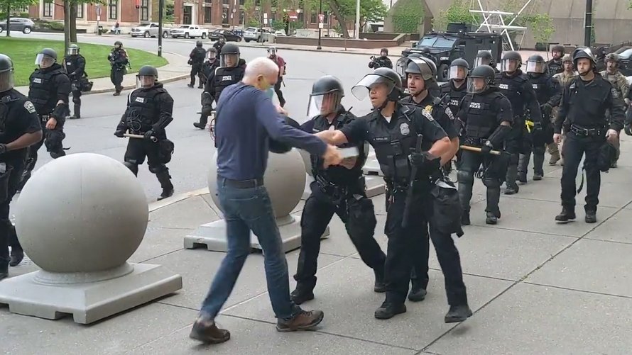 57 policiers démissionnent « par dégoût » après que deux agents aient été suspendus pour avoir poussé un retraité