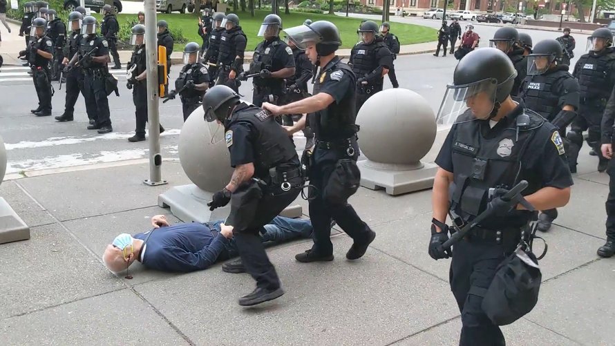 57 policiers démissionnent « par dégoût » après que deux agents aient été suspendus pour avoir poussé un retraité
