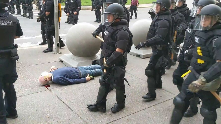57 policiers démissionnent « par dégoût » après que deux agents aient été suspendus pour avoir poussé un retraité