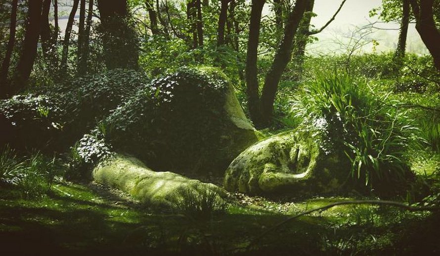 Une sculpture vivante époustouflante dans les jardins perdus de Heligan change d’apparence au fil des saisons