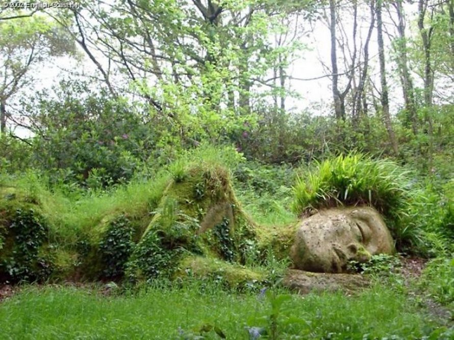Une sculpture vivante époustouflante dans les jardins perdus de Heligan change d’apparence au fil des saisons