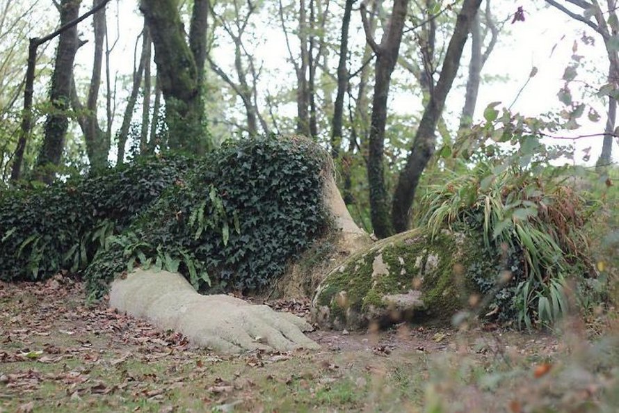 Une sculpture vivante époustouflante dans les jardins perdus de Heligan change d’apparence au fil des saisons