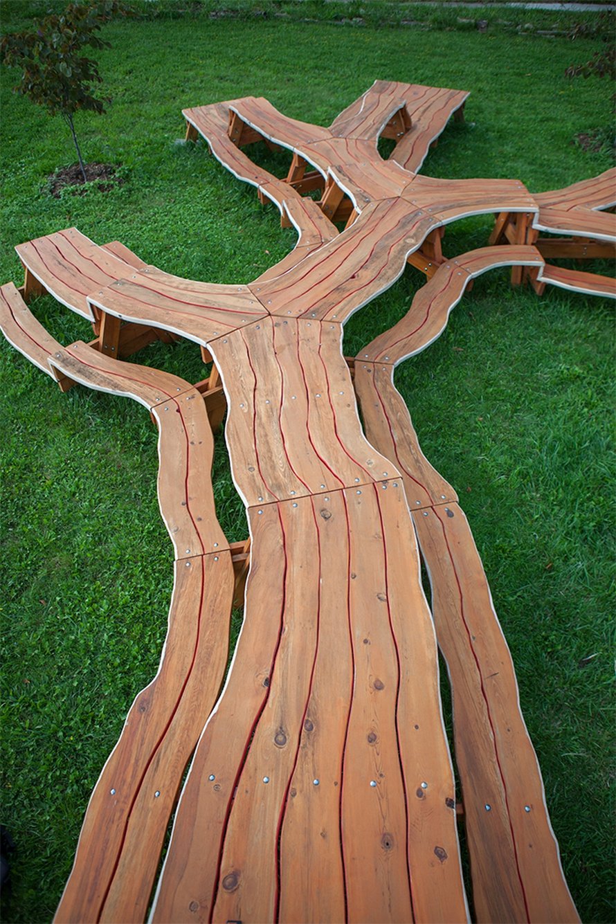 Cette table de pique-nique fascinante ressemble à un arbre immense