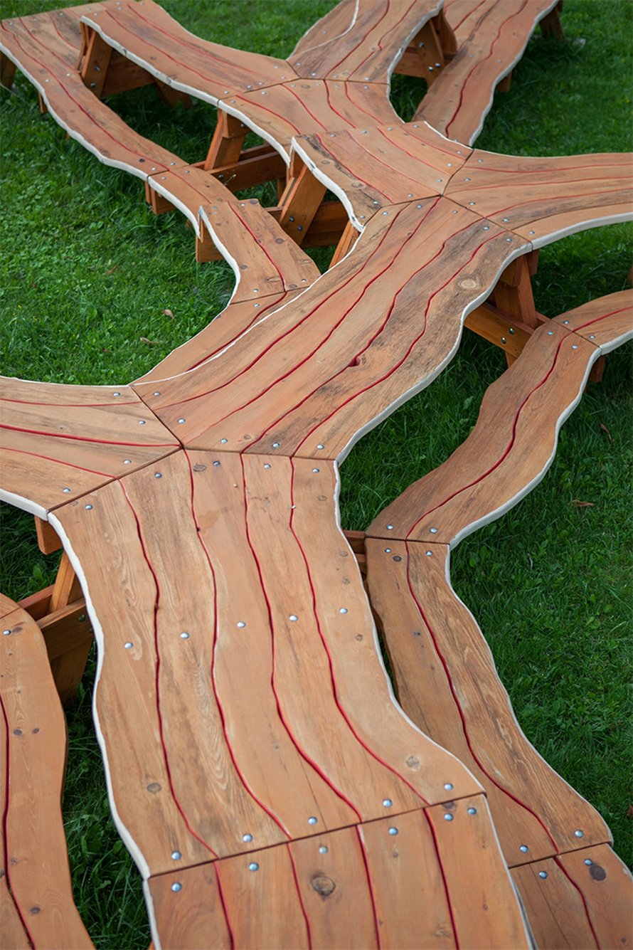 Cette table de pique-nique fascinante ressemble à un arbre immense