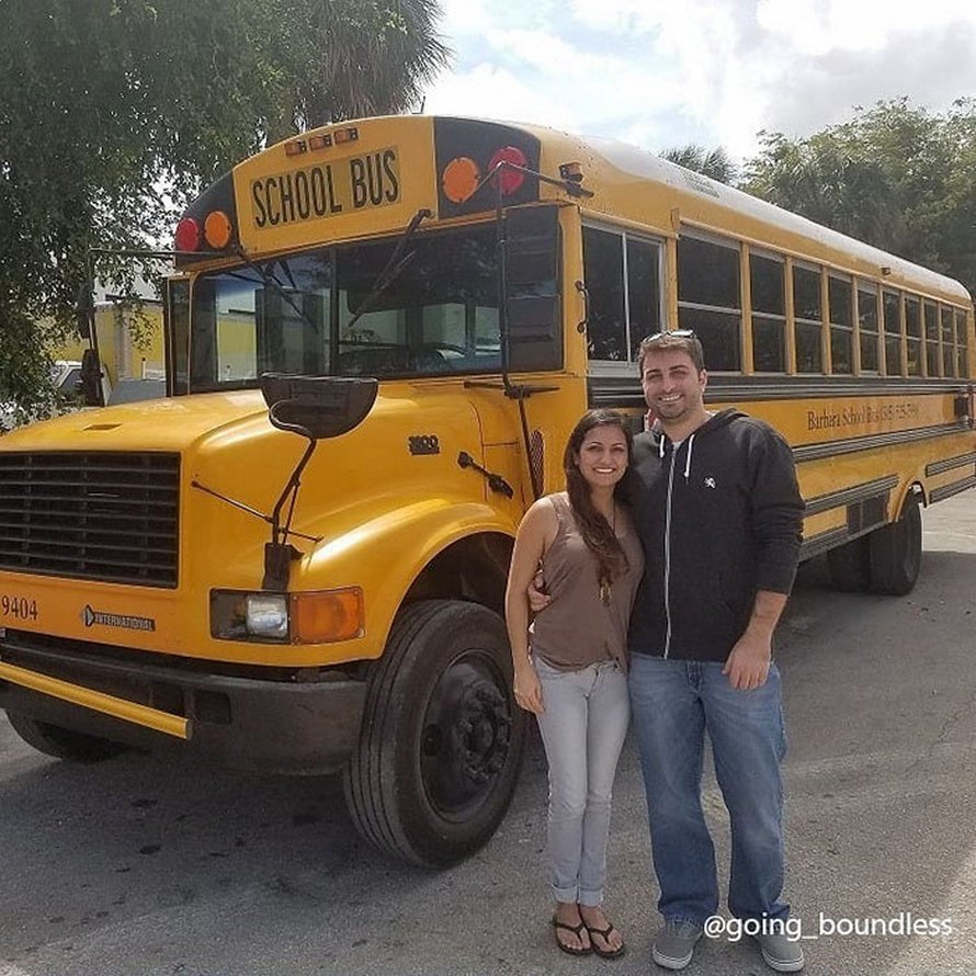 Un couple a passé un an et demi à transformer un vieux bus scolaire des années 90 en maison confortable et tout ce travail en a valu la peine