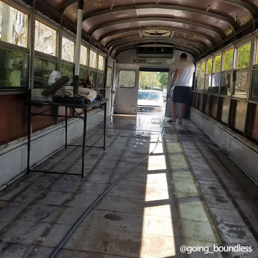 Un couple a passé un an et demi à transformer un vieux bus scolaire des années 90 en maison confortable et tout ce travail en a valu la peine