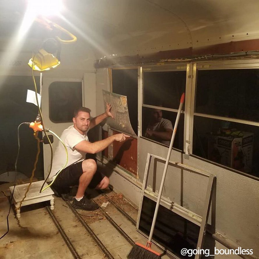 Un couple a passé un an et demi à transformer un vieux bus scolaire des années 90 en maison confortable et tout ce travail en a valu la peine