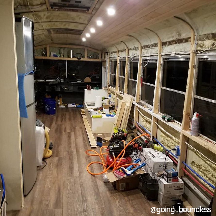Un couple a passé un an et demi à transformer un vieux bus scolaire des années 90 en maison confortable et tout ce travail en a valu la peine