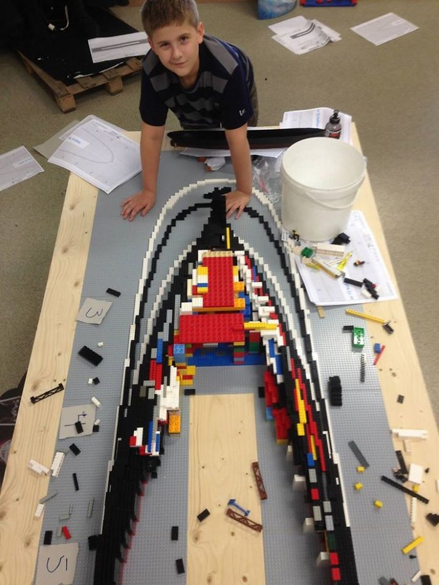 Un garçon autiste construit la plus grande réplique du Titanic au monde avec 56 000 briques LEGO