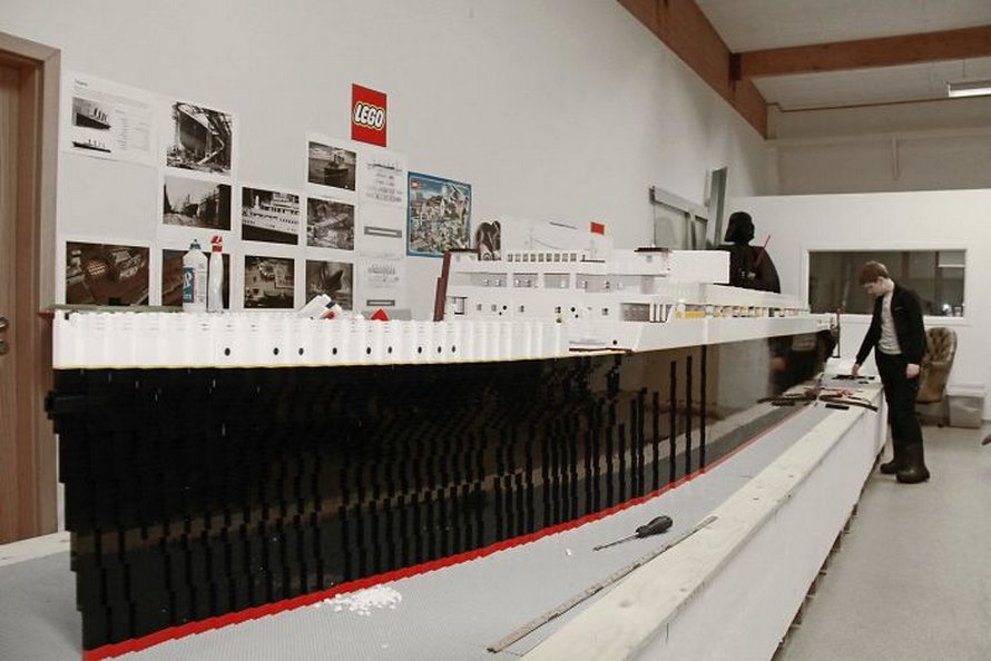 Un garçon autiste construit la plus grande réplique du Titanic au monde avec 56 000 briques LEGO