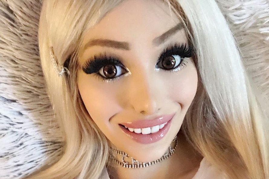 Cette Barbie humaine dit qu’elle est « trop sexy pour travailler » après avoir dépensé 150 000 € en chirurgies plastiques