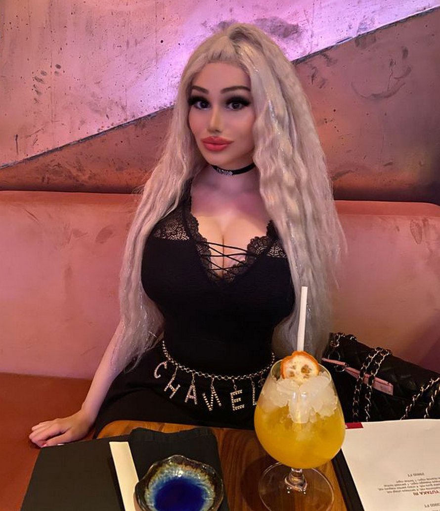 Cette Barbie humaine dit qu’elle est « trop sexy pour travailler » après avoir dépensé 150 000 € en chirurgies plastiques