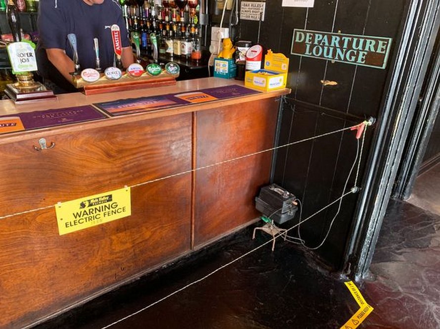 Un propriétaire de bar installe une clôture électrique pour renforcer la distanciation sociale