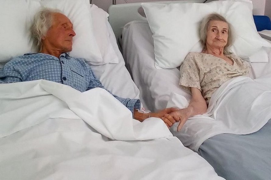 Un couple marié depuis 62 ans se tient la main pour la dernière fois