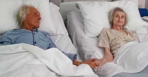 Un couple marié depuis 62 ans se tient la main pour la dernière fois