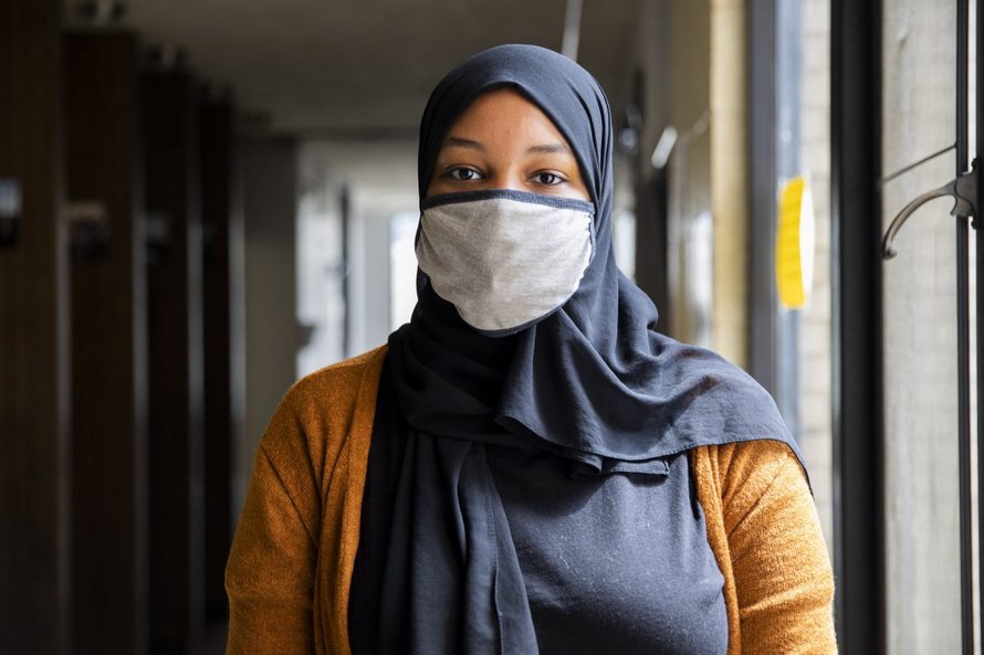 Une employée de Starbucks écrit « ISIS » sur la tasse de café d’une femme musulmane