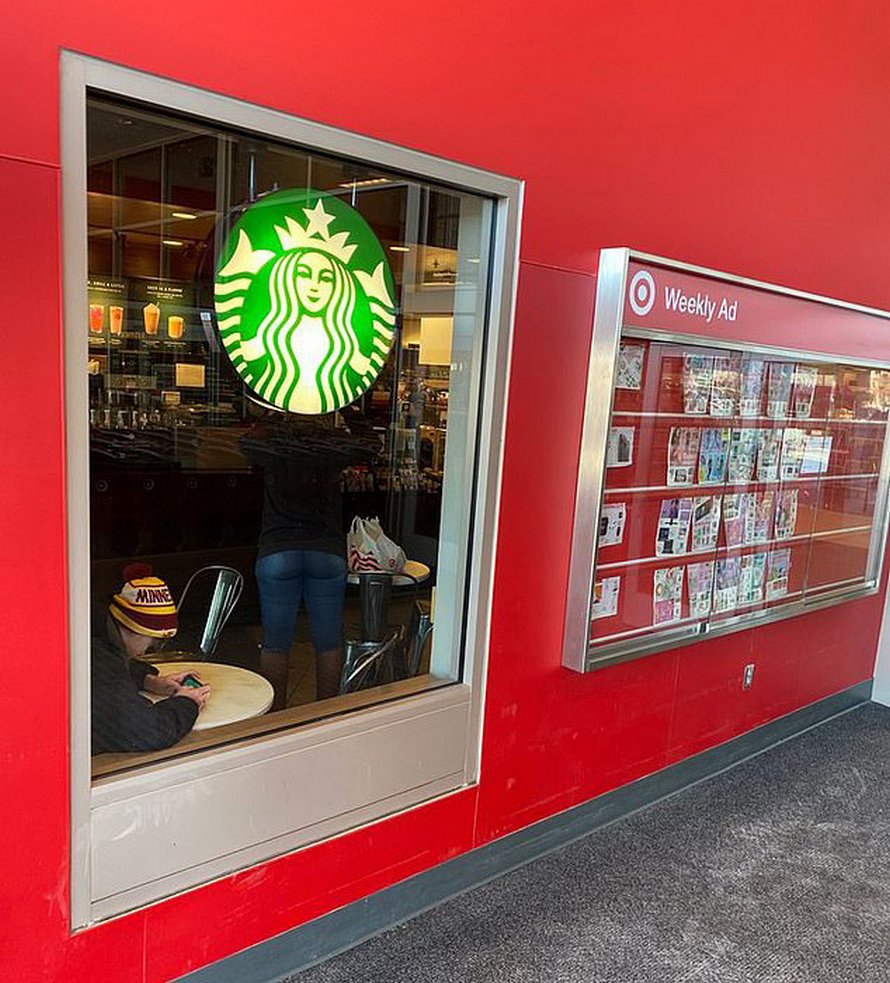 Une employée de Starbucks écrit « ISIS » sur la tasse de café d’une femme musulmane