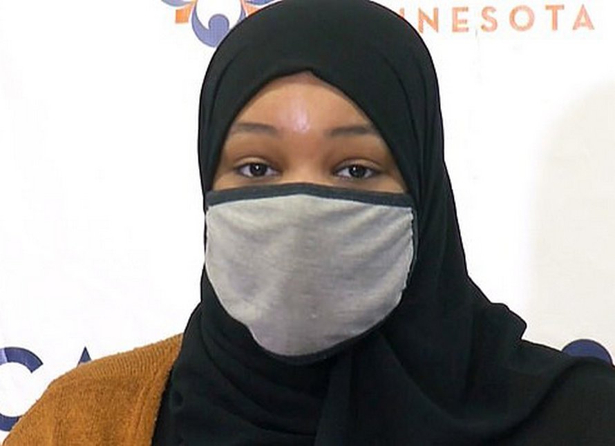 Une employée de Starbucks écrit « ISIS » sur la tasse de café d’une femme musulmane