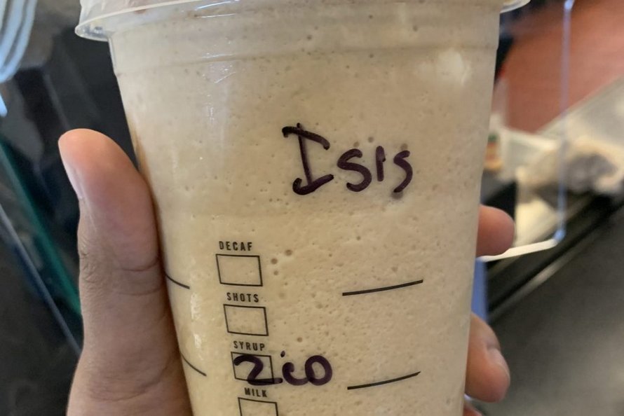 Une employée de Starbucks écrit « ISIS » sur la tasse de café d’une femme musulmane