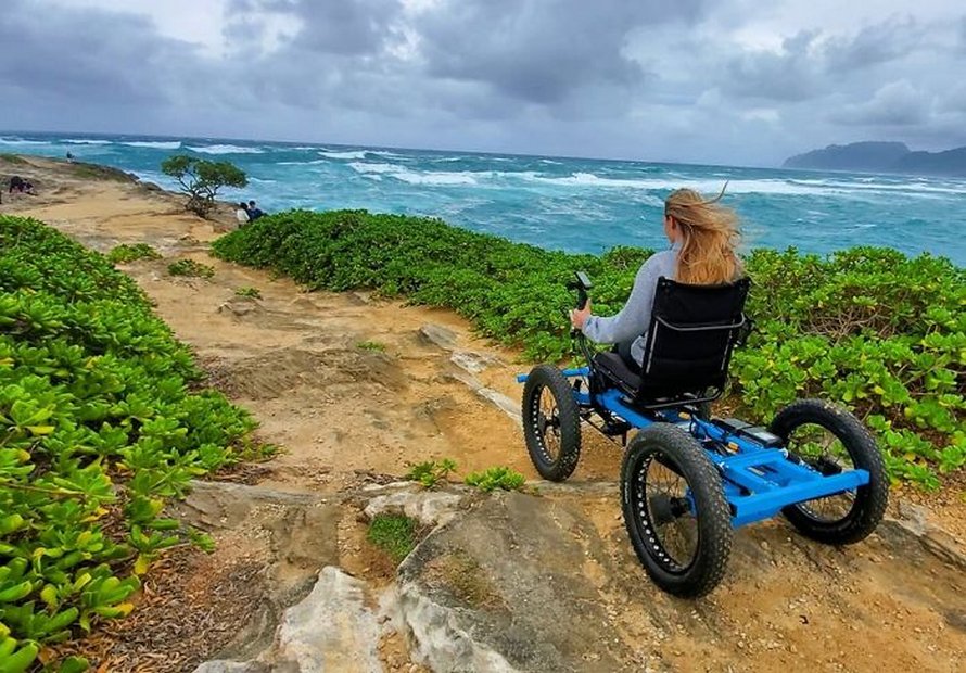 Un homme conçoit un « fauteuil roulant » tout-terrain pour que sa femme puisse aller dans des endroits qu’elle n’aurait jamais cru possibles