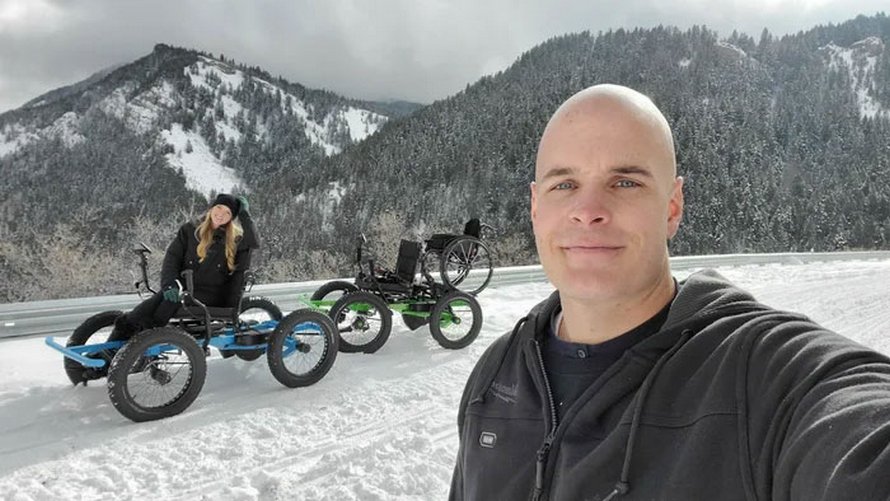 Un homme conçoit un « fauteuil roulant » tout-terrain pour que sa femme puisse aller dans des endroits qu’elle n’aurait jamais cru possibles
