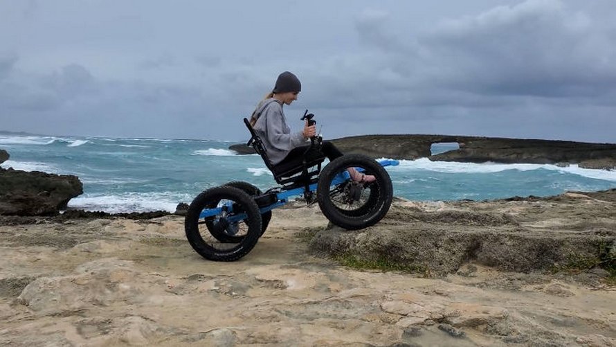 Un homme conçoit un « fauteuil roulant » tout-terrain pour que sa femme puisse aller dans des endroits qu’elle n’aurait jamais cru possibles