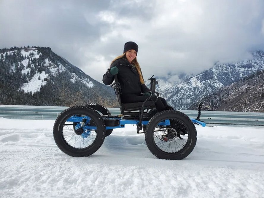 Un homme conçoit un « fauteuil roulant » tout-terrain pour que sa femme puisse aller dans des endroits qu’elle n’aurait jamais cru possibles
