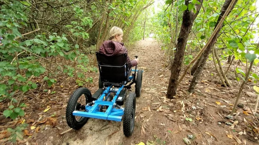 Un homme conçoit un « fauteuil roulant » tout-terrain pour que sa femme puisse aller dans des endroits qu’elle n’aurait jamais cru possibles