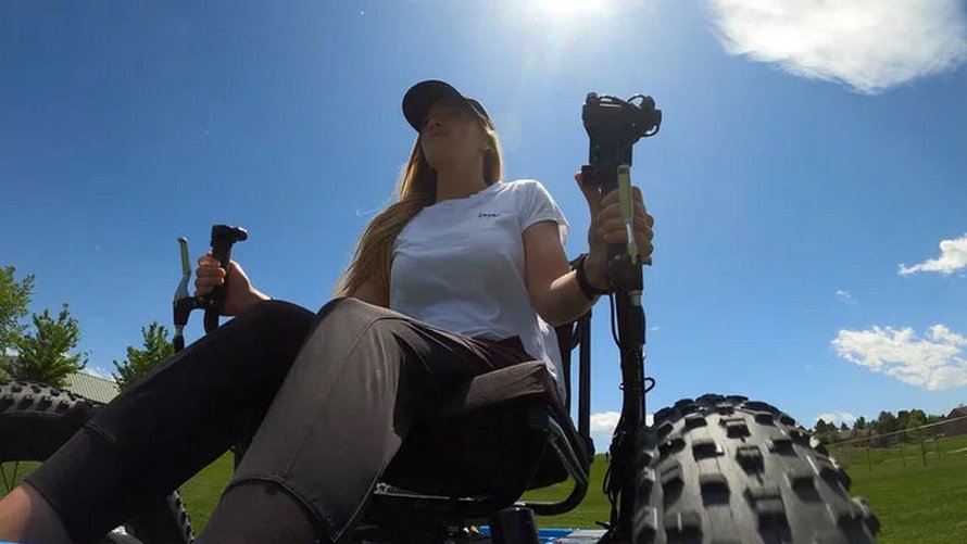 Un homme conçoit un « fauteuil roulant » tout-terrain pour que sa femme puisse aller dans des endroits qu’elle n’aurait jamais cru possibles