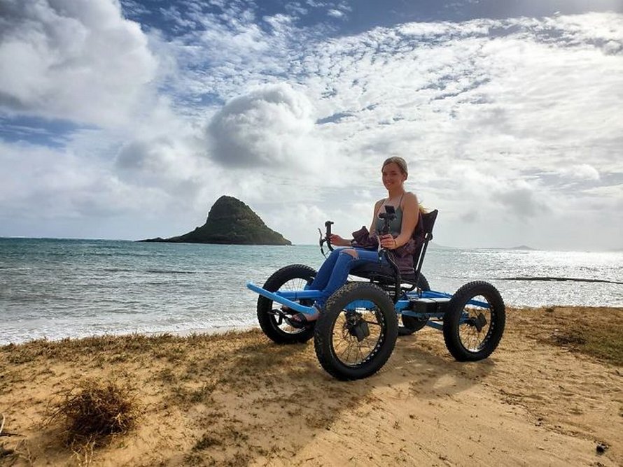 Un homme conçoit un « fauteuil roulant » tout-terrain pour que sa femme puisse aller dans des endroits qu’elle n’aurait jamais cru possibles