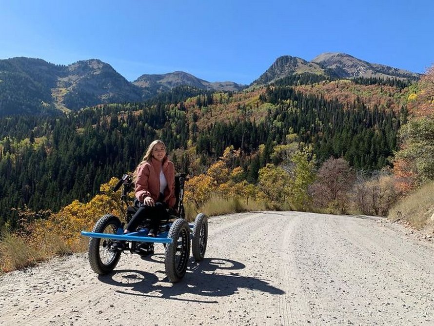 Un homme conçoit un « fauteuil roulant » tout-terrain pour que sa femme puisse aller dans des endroits qu’elle n’aurait jamais cru possibles
