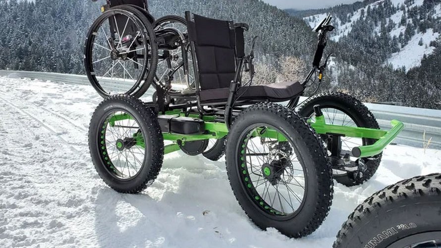Un homme conçoit un « fauteuil roulant » tout-terrain pour que sa femme puisse aller dans des endroits qu’elle n’aurait jamais cru possibles