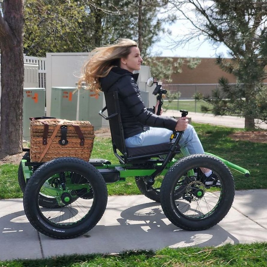 Un homme conçoit un « fauteuil roulant » tout-terrain pour que sa femme puisse aller dans des endroits qu’elle n’aurait jamais cru possibles