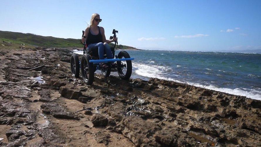 Un homme conçoit un « fauteuil roulant » tout-terrain pour que sa femme puisse aller dans des endroits qu’elle n’aurait jamais cru possibles