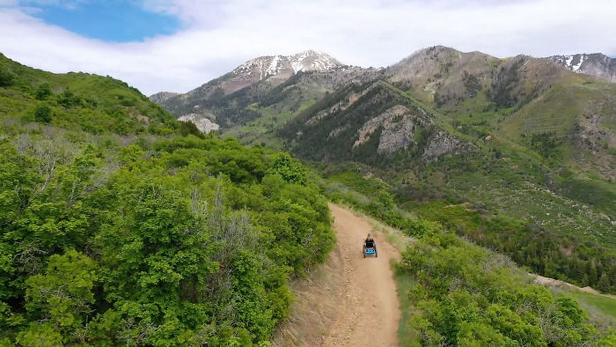 Un homme conçoit un « fauteuil roulant » tout-terrain pour que sa femme puisse aller dans des endroits qu’elle n’aurait jamais cru possibles